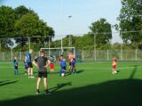 Laatste training S.K.N.W.K. JO10-1 van seizoen 2022-2023 (partijtje tegen de ouders) (155/165)